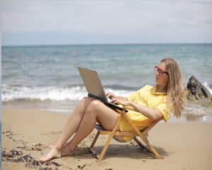 Lekker werken aan het strand. Je passief inkomen komt vanzelf en vraagt weinig werk.