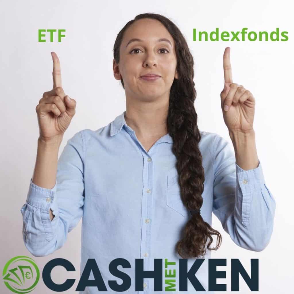 Een vrouw wijst een ETF of Indexfonds aan.